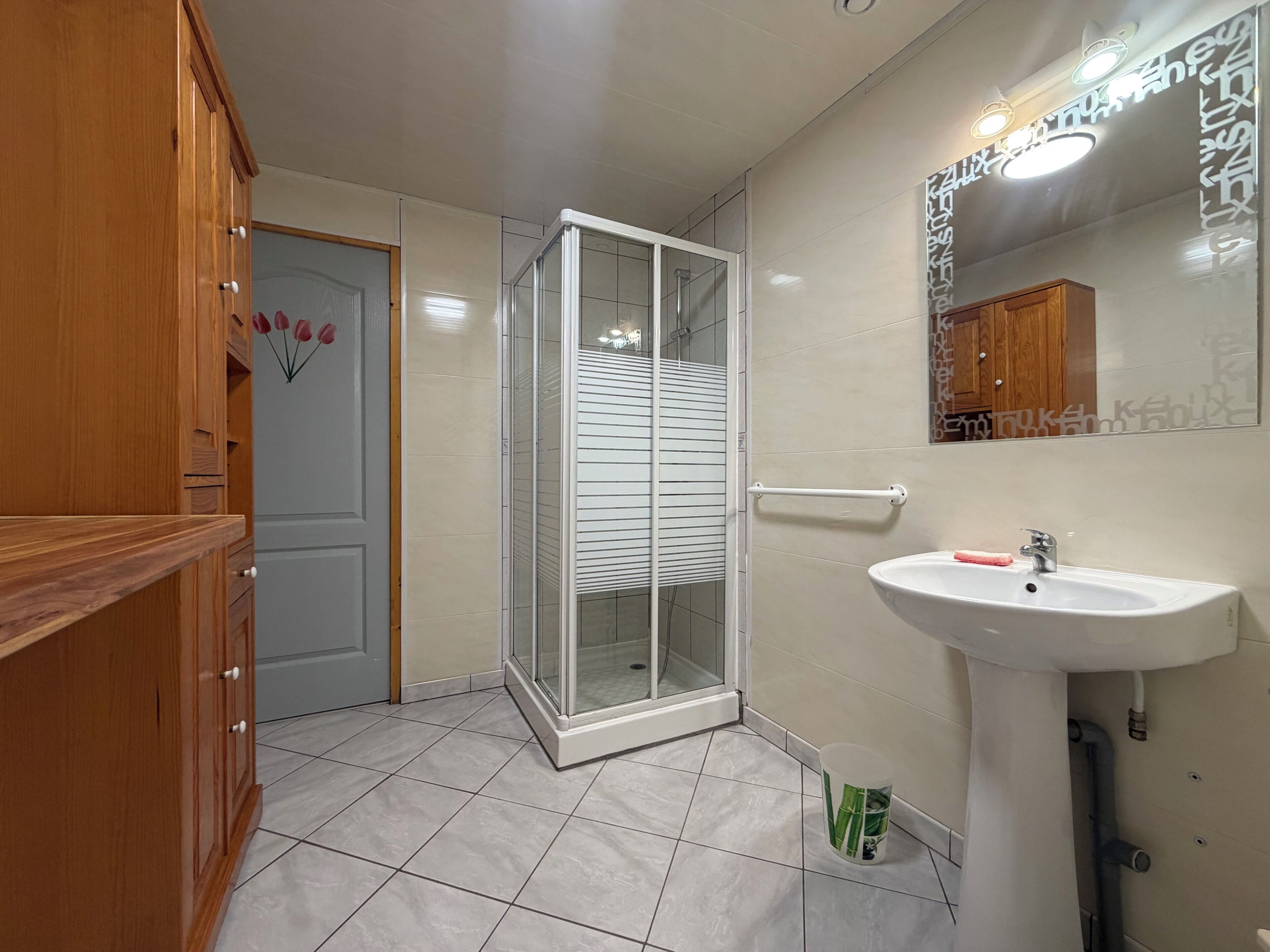 Articles de toilette gratuits, sèche-cheveux, serviettes fournies