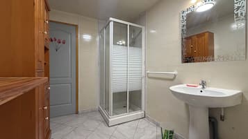 Articles de toilette gratuits, sĂšche-cheveux, serviettes fournies