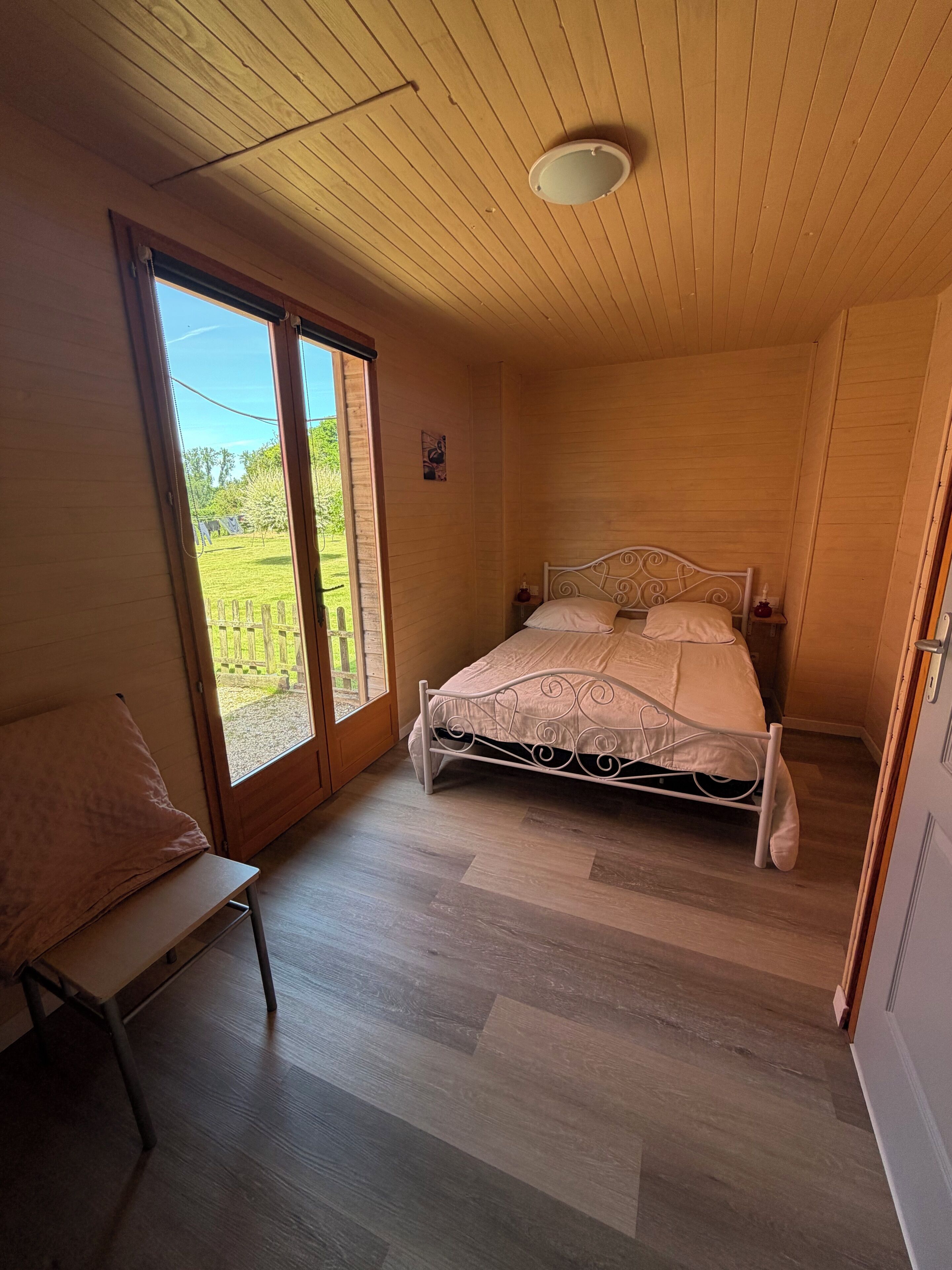 2 bedrooms, travel cot, free WiFi, bed sheets