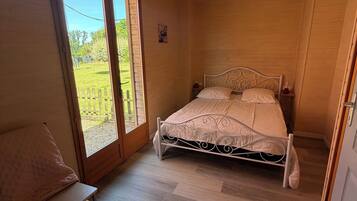 2 bedrooms, travel cot, free WiFi, bed sheets