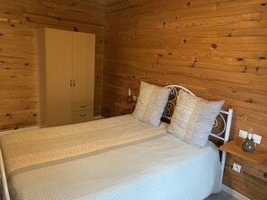 2 多间卧室、旅行婴儿床、免费 WiFi、床单