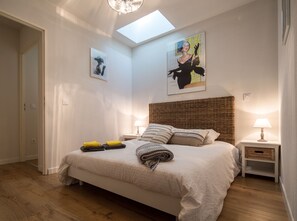 2 chambres, fer et planche à repasser, lit de bébé portatif
