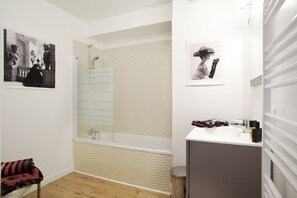 Baignoire, séchoir à cheveux, serviettes fournies, papier de toilette