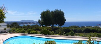 APPARTAMENTO DI DESIGN A 4 STELLE A BANDOL, ARIA CONDIZIONATA, MAGNIFICA VISTA MARE E PISCINA