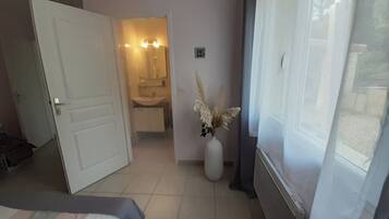 2 slaapkamers, een strijkplank/strijkijzer, gratis wifi, beddengoed