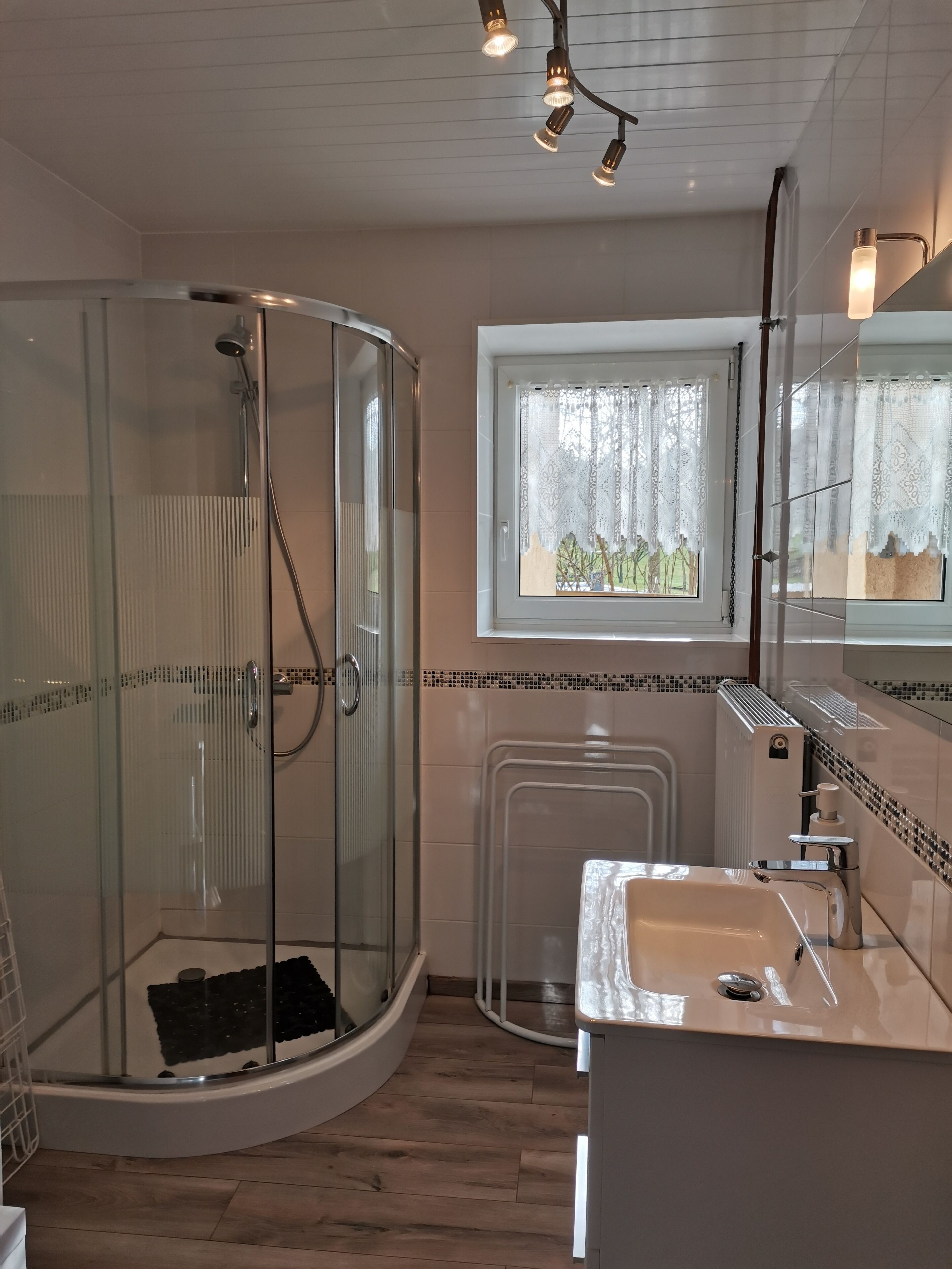 Douche, sèche-cheveux, serviettes fournies, papier toilette
