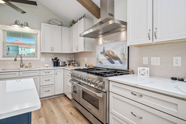 Fridge, microwave, oven, stovetop - Two Buoys And A Gull: Private Pier, Floating Dock Ideal for Fishing or Kayaking (Oak Island)