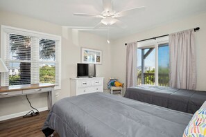 4 bedrooms, internet, bed sheets - Two Buoys And A Gull: Private Pier, Floating Dock Ideal for Fishing or Kayaking (Oak Island)