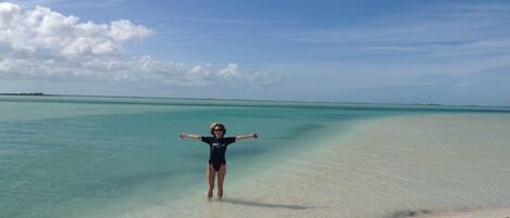 Plage, chaises longues, serviettes de plage