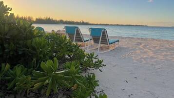 Plage, chaises longues, serviettes de plage