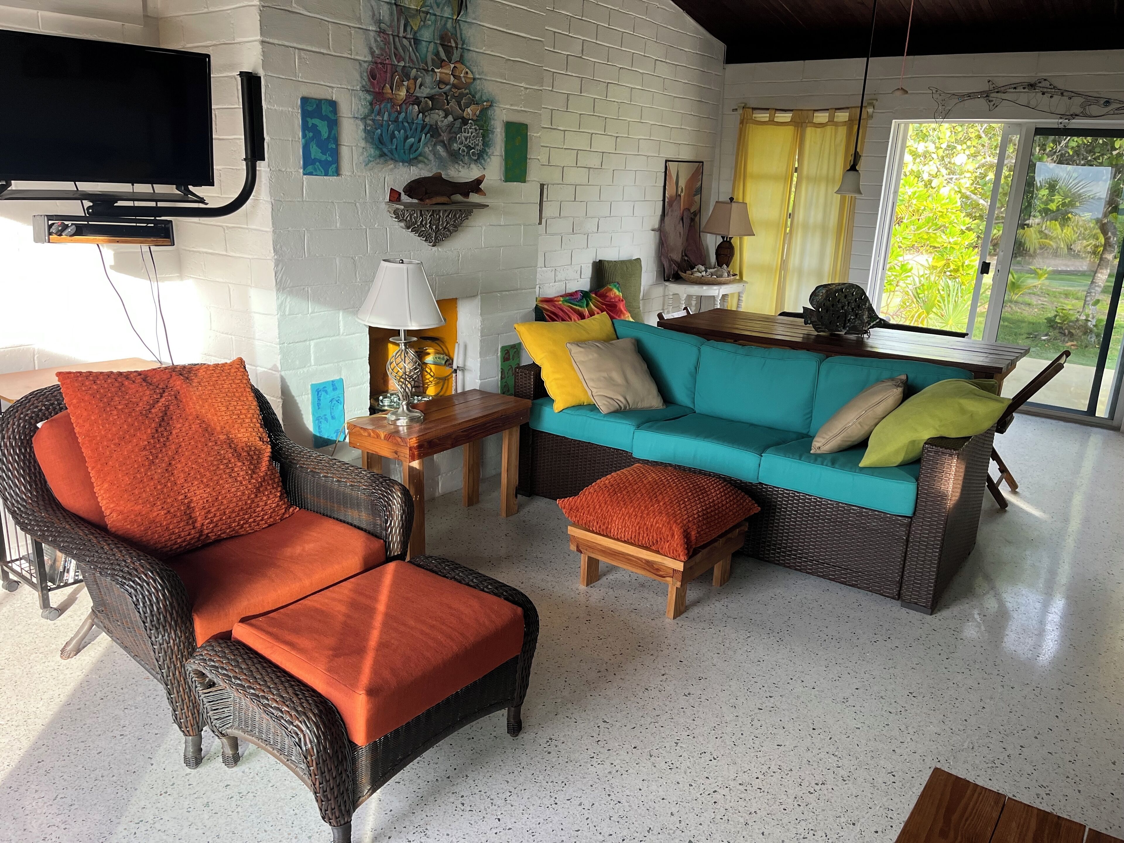 TV, peis, DVD-spiller og bøker