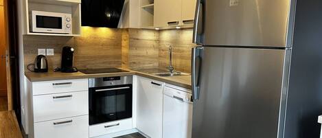 Frigorifero, microonde, forno, piano cottura