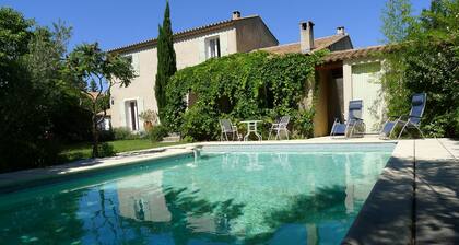 Casa de estilo provenzal, cerca del centro de la ciudad con aire acondicionado.