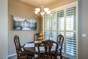 Dining - Lux townhome in Tesoro at Grayhawk - WALK to grocery/coffee/restaurants! (Scottsdale)