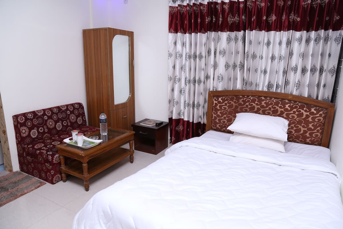 Down duvets, pillow-top beds, desk, soundproofing