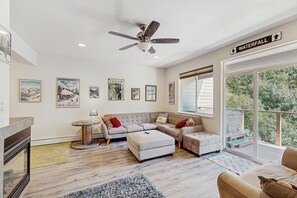 Televisión, reproductor de DVD, futbolito