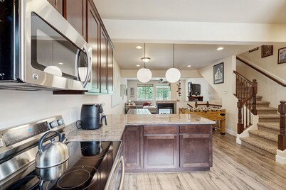 Condominio moderno frente al río con bañera de hidromasaje, entretenimiento y vistas al río