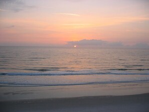 En la playa, camastros y toallas de playa 