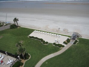 Property grounds - Oceanfront Condo Family Friendly 2br/2b With Stunning Views (New Smyrna Beach)