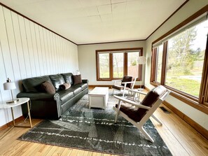 Smart-TV, Kamin, Videospiele, Tischtennisplatte