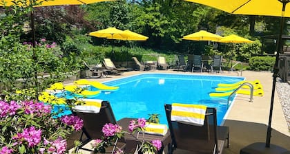 ALLEGAN FIELDS Sleeps 24, Pool, HotTub, Fireplace, Fire Pit, PingPong, Billiards