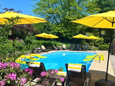 ALLEGAN FIELDS Sleeps 24, Pool, HotTub, Fireplace, Fire Pit, PingPong, Billiards