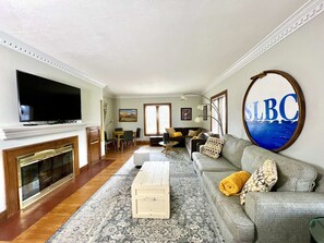 Smart-TV, Kamin, Videospiele, Tischtennisplatte