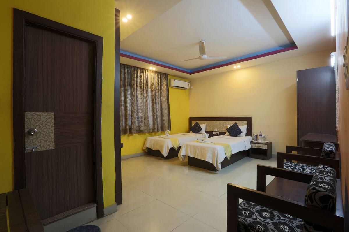 Economy Double Room, 1 Double Bed, Smoking, City View | 1 bedroom, Egyptian cotton sheets, premium bedding, in-room safe