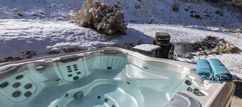 2BR w/ Loft 3 bath w/Hot tub-Walk to restaurants, pub, coffee shop Ski - Hike