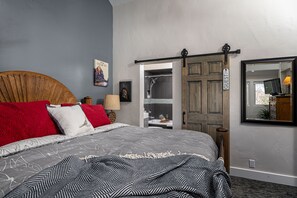 2 bedrooms, desk, iron/ironing board, travel cot