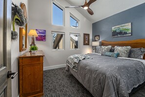 2 habitaciones, escritorio y tabla de planchar con plancha 