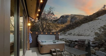 2BR w/ Loft 3 bath w/Hot tub-Walk to restaurants, pub, coffee shop Ski - Hike