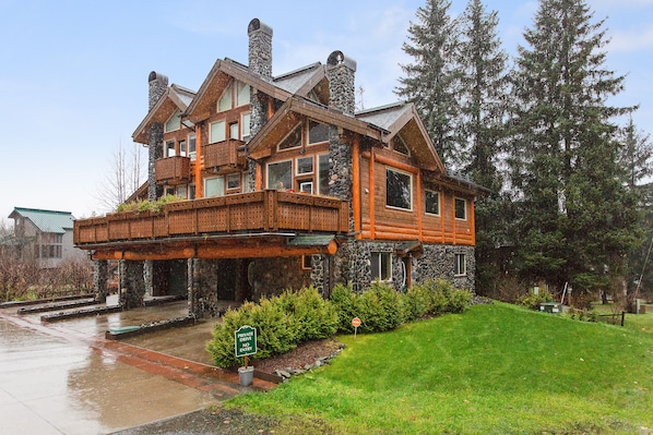 Exterior - Modern Townhome with stone fireplace, mountain views, deck & ski in/out (Girdwood)