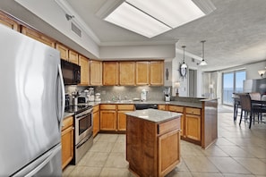 Refrigerador, microondas, horno, placa de cocina