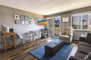 Una Smart TV, una chimenea, libros