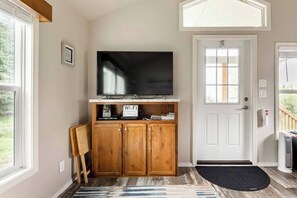 Interior - Red Bluff Cabin with Scenic Views at Maple Way Cabins (Stevenson)
