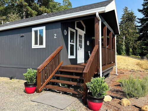 Red Bluff Cabin with Scenic Views at Maple Way Cabins