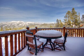 Outdoor dining - Moonlight Basin Luxury Cowboy Heaven Home,Hot Tub, Mtn Views,2 Fireplaces,Garage (Big Sky)