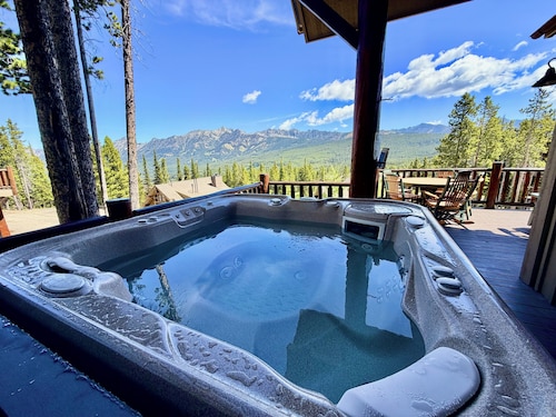 Moonlight Luxury Chalet, Large Deck w/Best Mtn Views,Hot Tub,2 Fireplaces,Garage