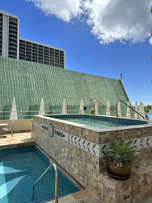 Pool - Waikiki Spacious One Bedroom Ocean View  (Honolulu)