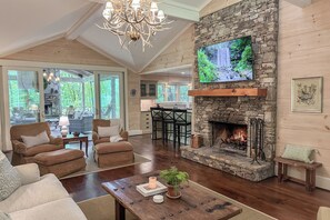 Älytelevisio, takka, kirjoja, musiikkikirjasto