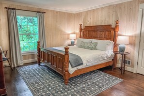 5 bedrooms, desk, iron/ironing board, travel cot