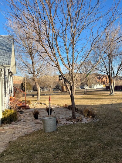  Charming Country Bunkhouse with 2 bedrooms, sleeps 6.  (12 miles from Bryce.)