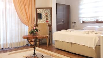Traditional Room | Soundproofing, free WiFi, bed sheets