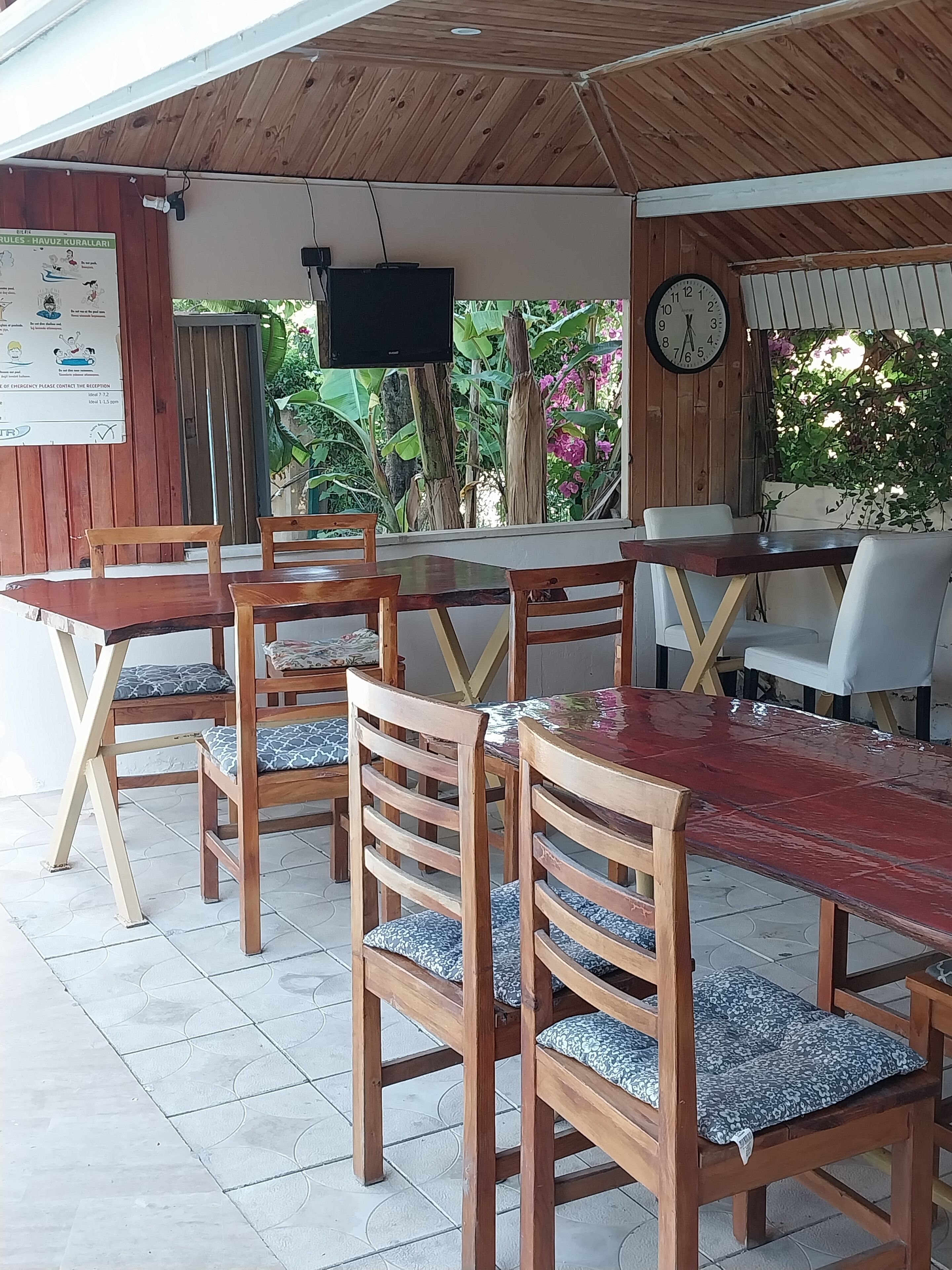 Desayuno con opciones de la cocina local incluido todos los días 