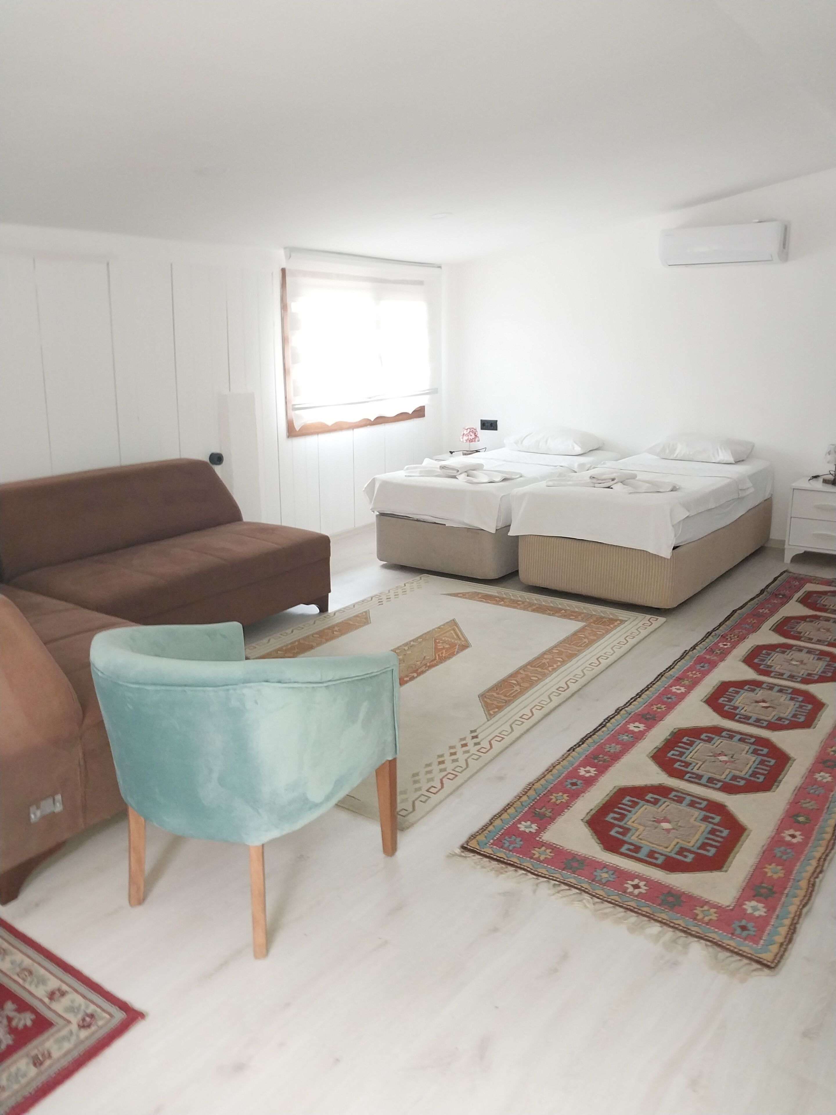 Quarto triplo clássico | Quartos à prova de som, Wi-Fi de cortesia, roupa de cama