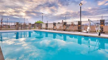Piscina all'aperto, con ingresso dalle 08:00 alle 22:00, lettini