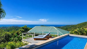Piscine extérieure, chaises longues