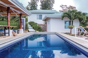 Outdoor pool, pool loungers - Lodge Las Estrellas de Samara (Sámara)