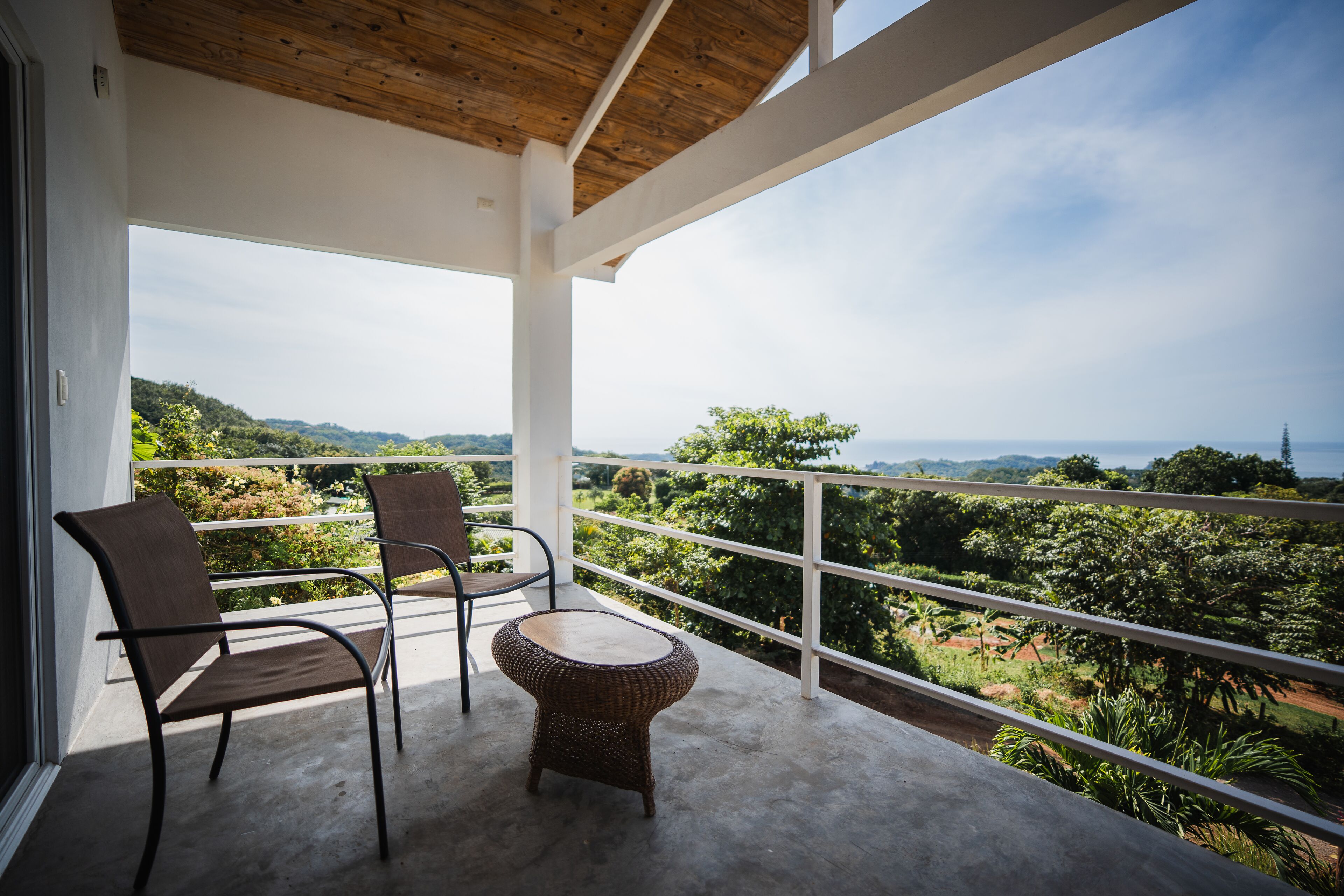 panoramic bungalow, 1 king bed, non smoking | living area